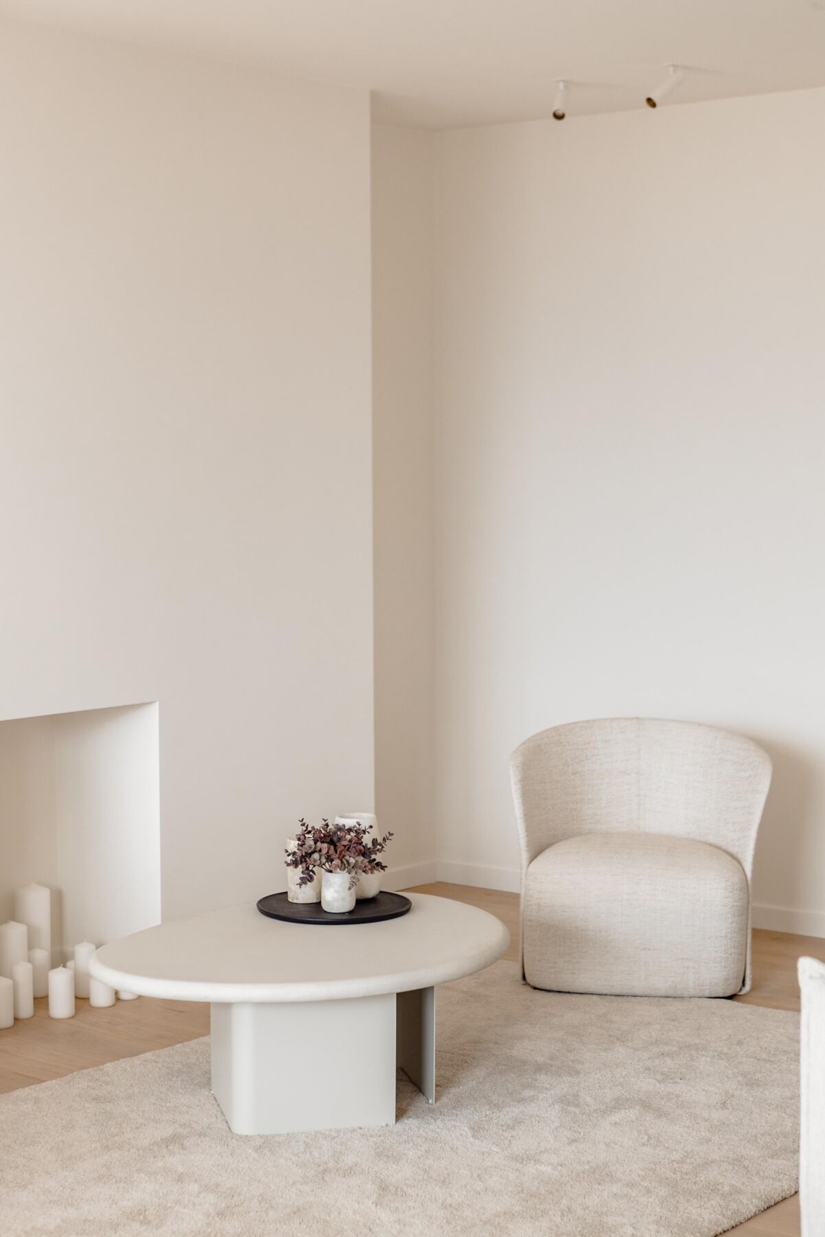 De Ton Sur TOOON. Low is de mini versie van de Ton Sur TOOON. Table en dient als salon- of koffietafel. De TST Low vult het rijtje van de TST collectie aan samen met de TST Table en de TST Edo. Voor deze collectie werd samengewerkt met bekend designers Mathias De Ferm en Axel Enthoven.
Het design van de TST Low werd gebaseerd op de organische vorm van een kei, en dus werd er gekozen voor een tafelblad met organische vorm. Om de organische vorm extra cachet te geven, werd er gekozen voor een afwerking in cement, die in drie lagen wordt opgebouwd en zodanig wordt behandeld dat de tafel krasbestendig is. TST Low